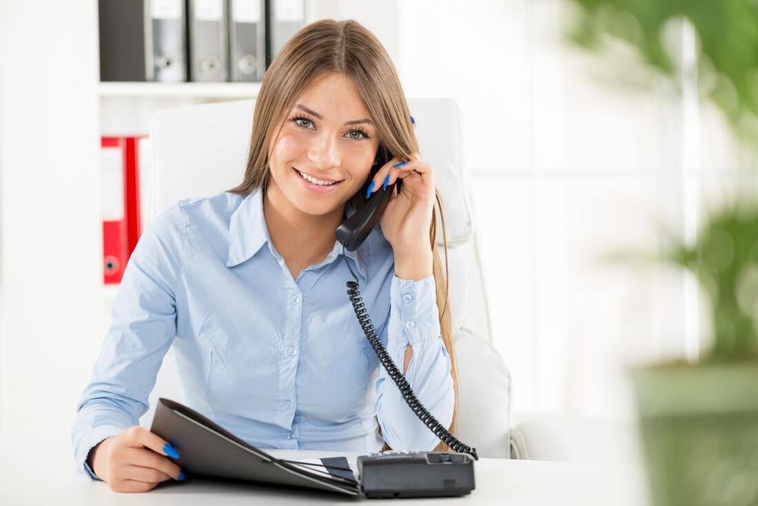 A lady attending the call from client